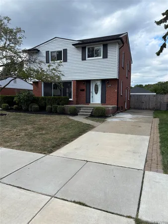 $324,900 | 18259 Spring Court South, Fraser, MI 48026