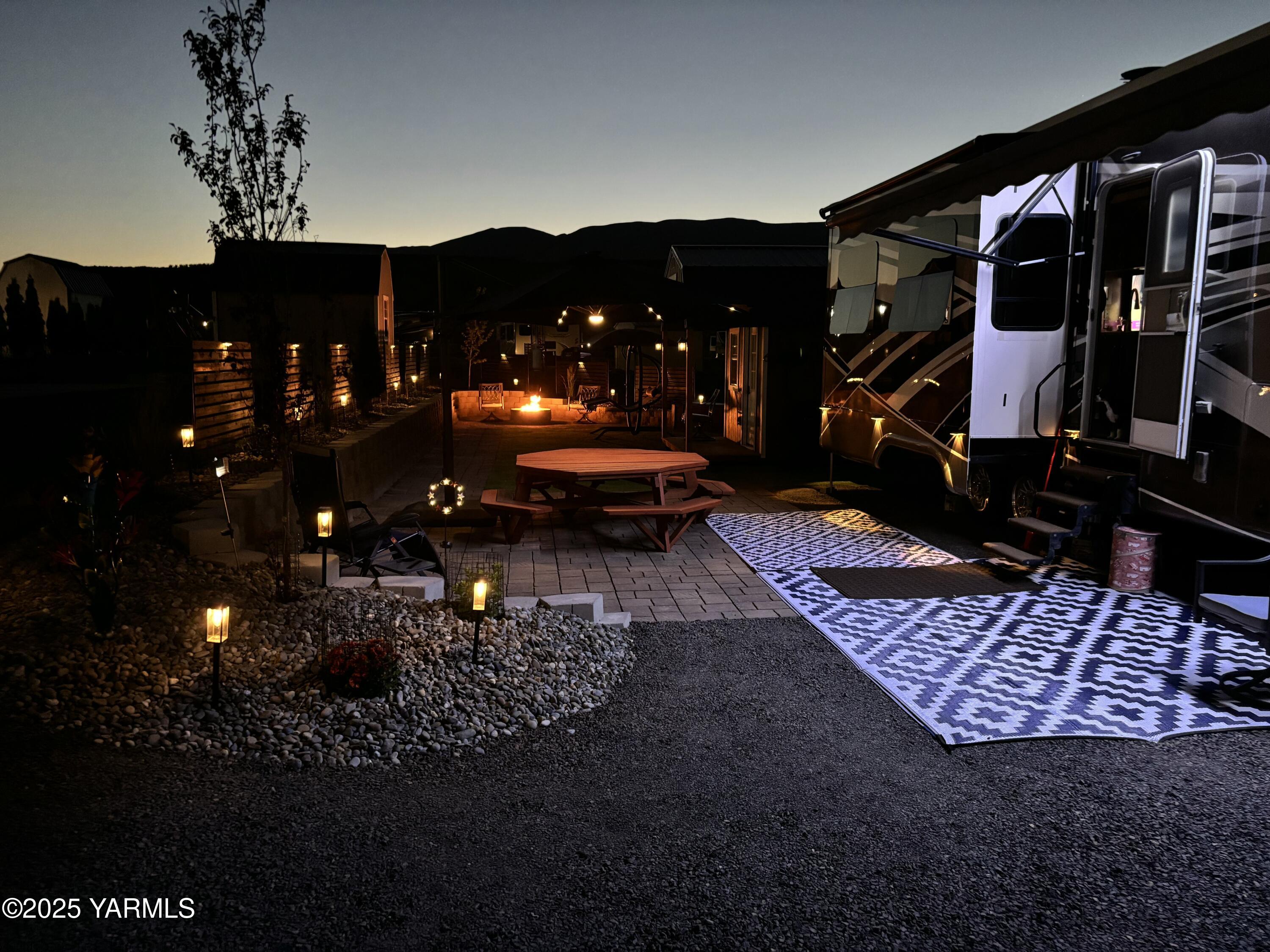 1769 Naches Wenas Road, Unit 6 Selah, WA 98942 - Photo 13 of 13 a living room with furniture and a lamp