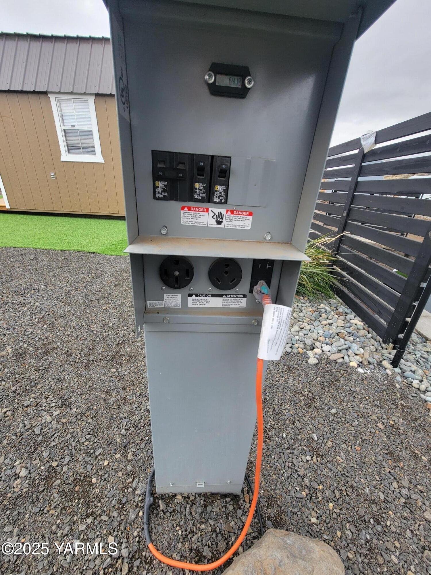1769 Naches Wenas Road, Unit 6 Selah, WA 98942 - Photo 5 of 13 a utility room with washer and dryer