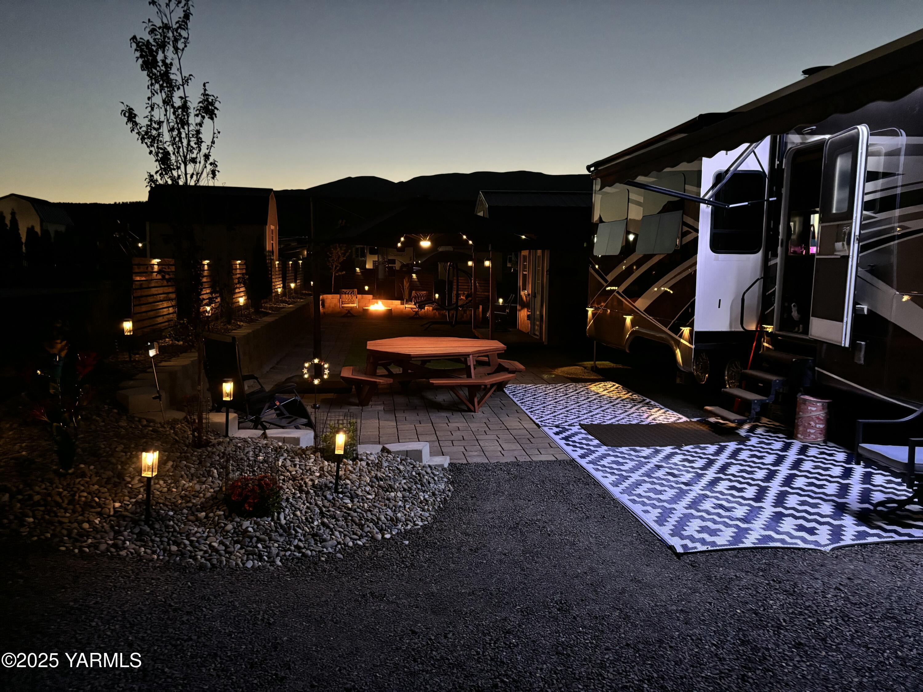 1769 Naches Wenas Road, Unit 6 Selah, WA 98942 - Photo 9 of 13 a living room with furniture and a lamp