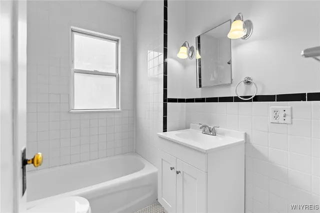 $1,500 | 394 Taunton Place, Buffalo, NY 14216