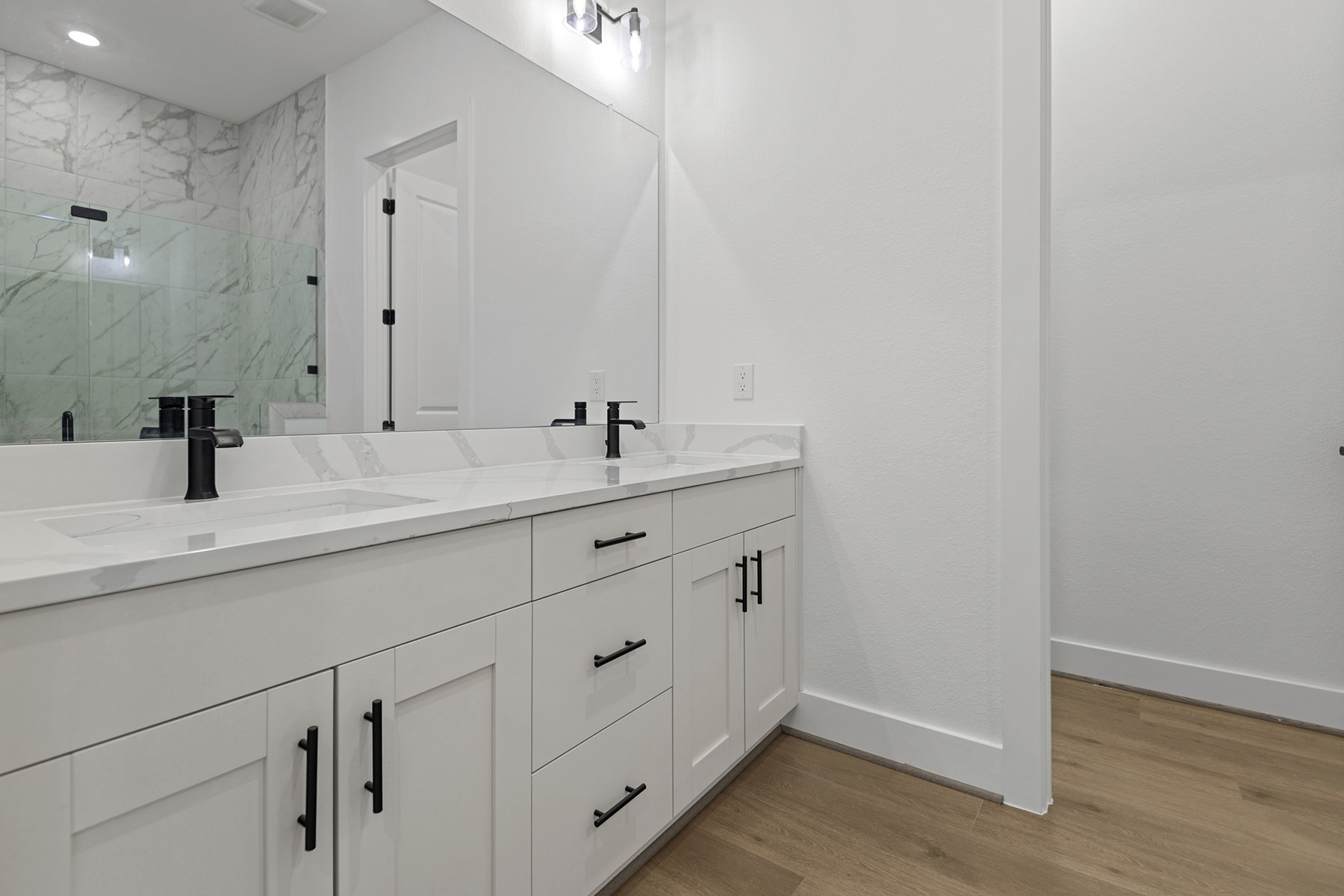 1911 Drover Lane Rosenberg, TX 77471 - Photo 18 of 22 a bathroom with a sink and a mirror