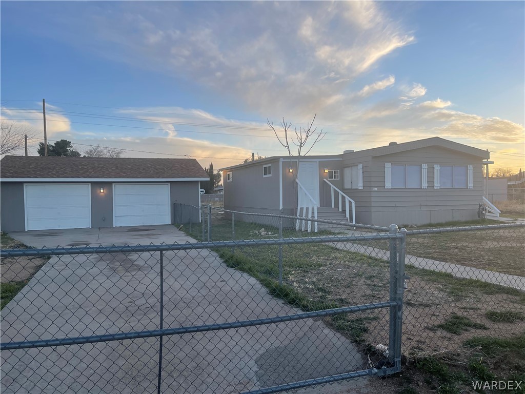 2190 Devlin Avenue Kingman, AZ 86409 - Photo 3 of 32