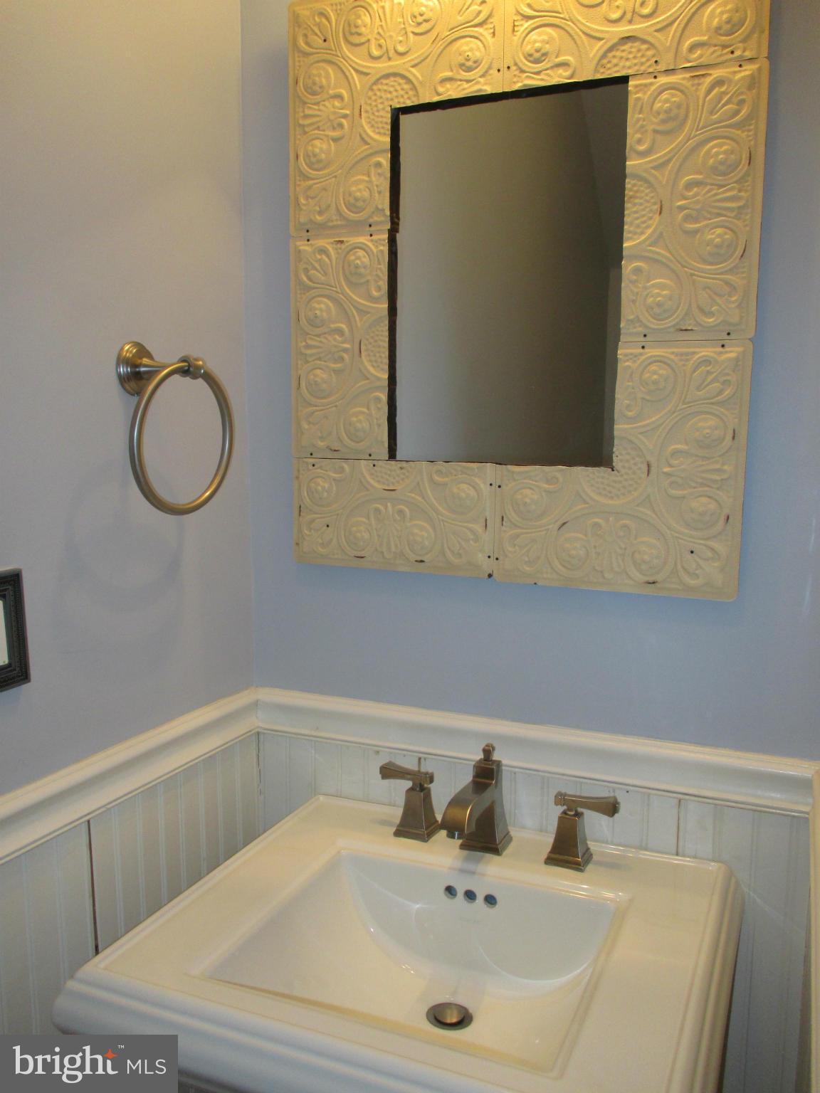 203 Mallow Hill Road Baltimore, MD 21229 - Photo 12 of 30 1st Floor Powder Room