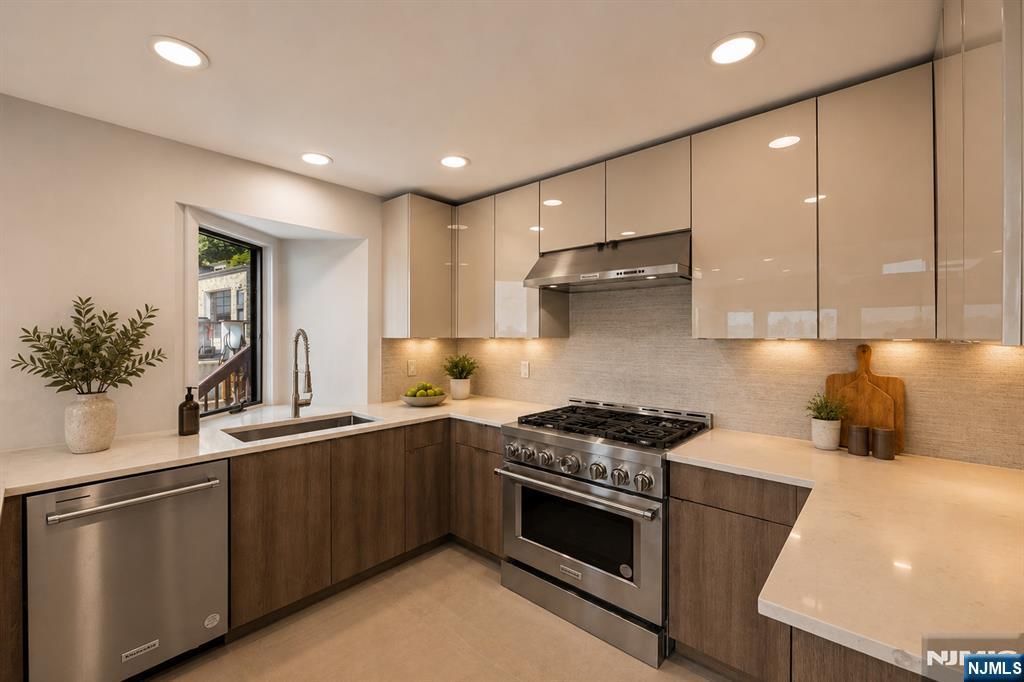 35 Shore Road Edgewater, NJ 07020 - Photo 21 of 49