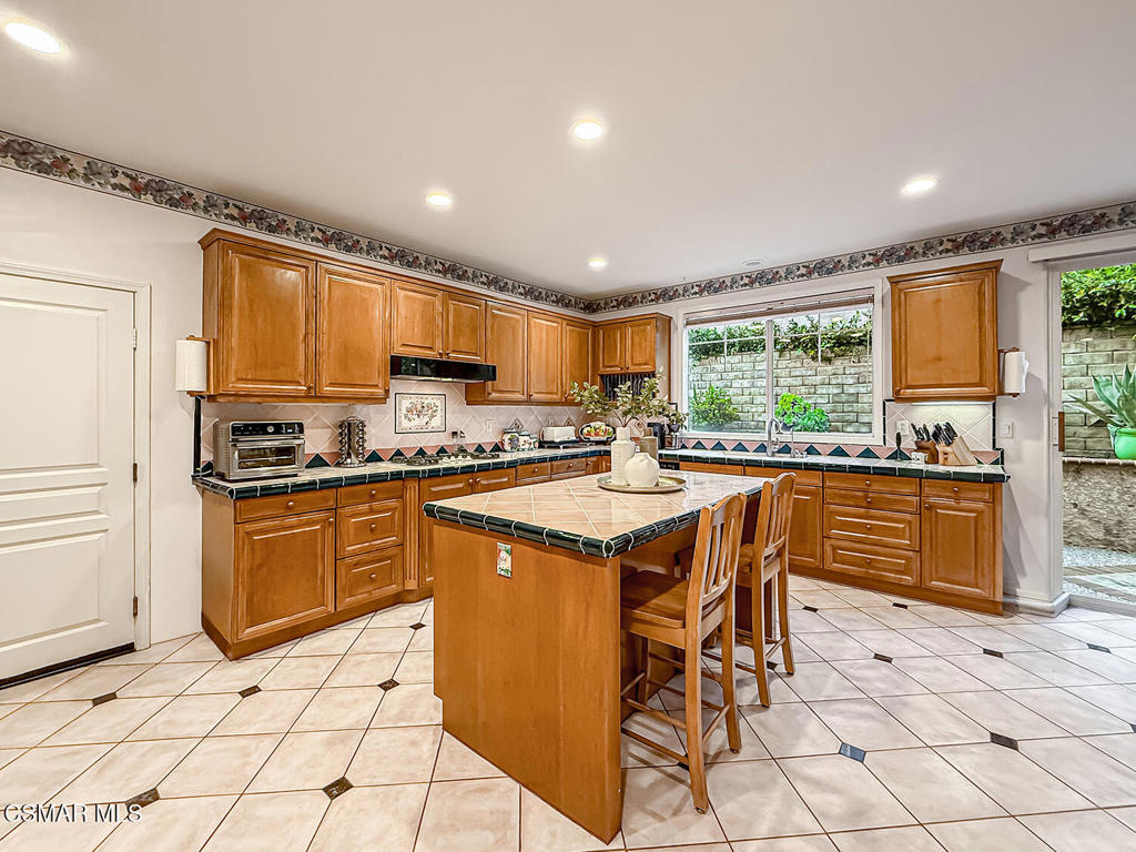290 Culview Court Simi Valley, CA 93065 - Photo 17 of 68