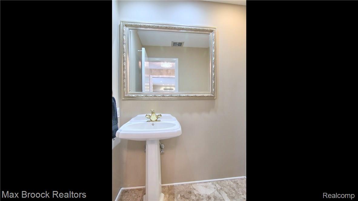 638 Overbrook Road Bloomfield Hills, MI 48302 - Photo 29 of 41 Half_Bath.jpg