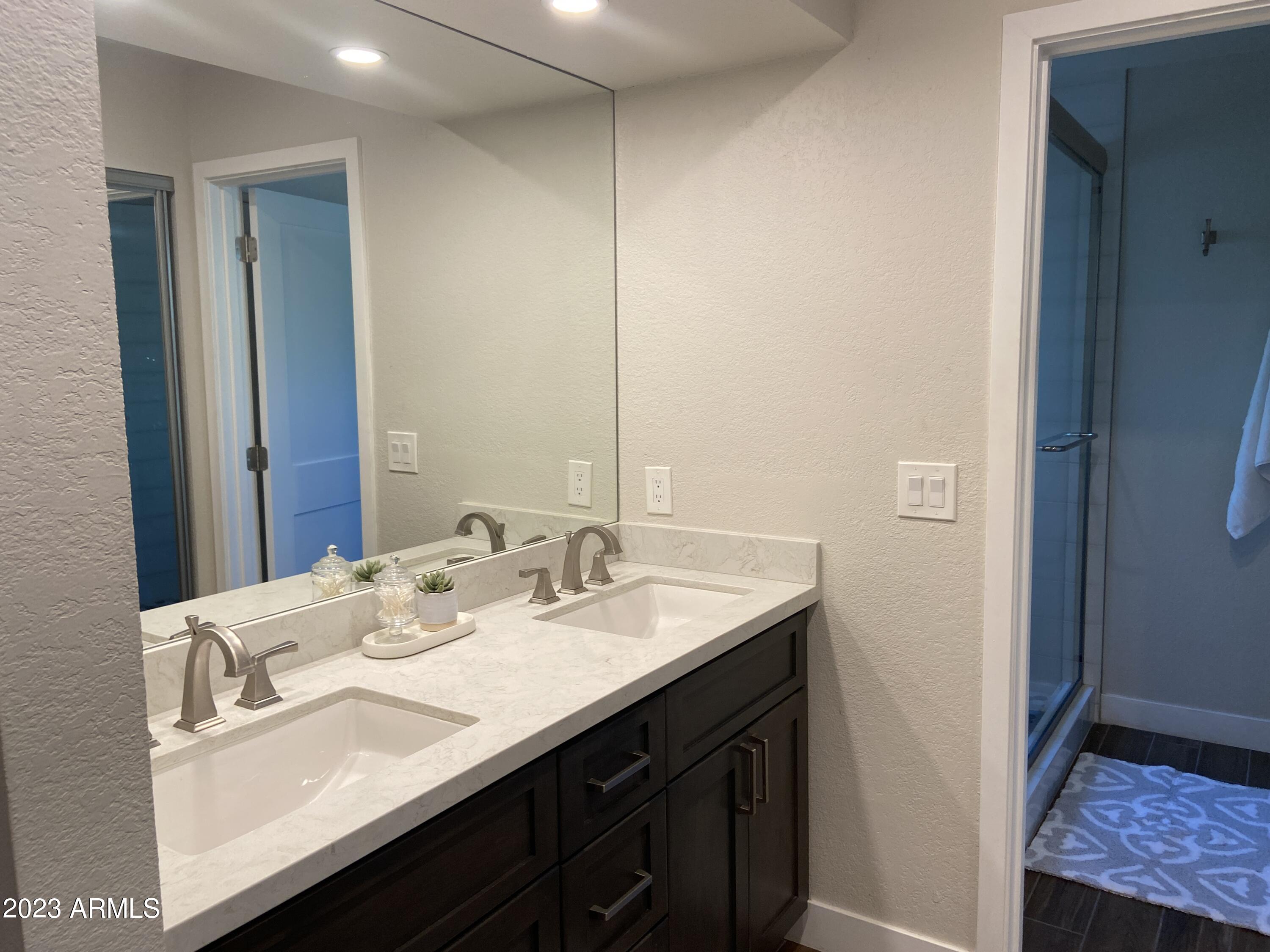6325 North 30th Place Phoenix, AZ 85016 - Photo 14 of 22 Primary Bath Vanity