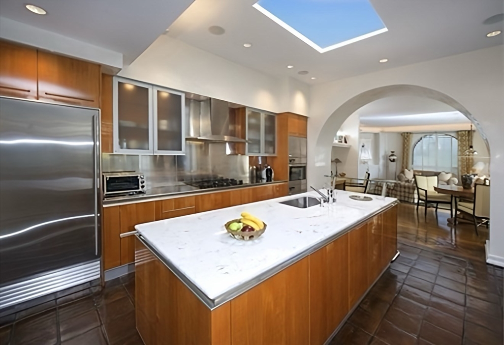 132 Yarmouth Road Brookline, MA 02467 - Photo 5 of 22