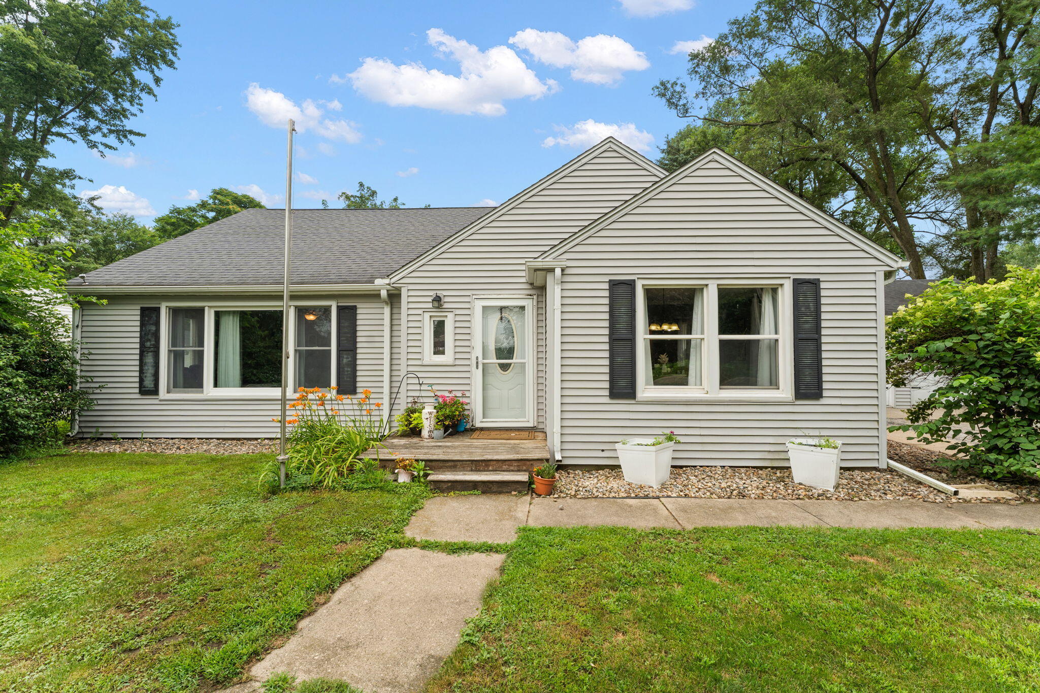 1101 Azalea Street Southeast Demotte, IN 46310 - Photo 2 of 28 2048x1365