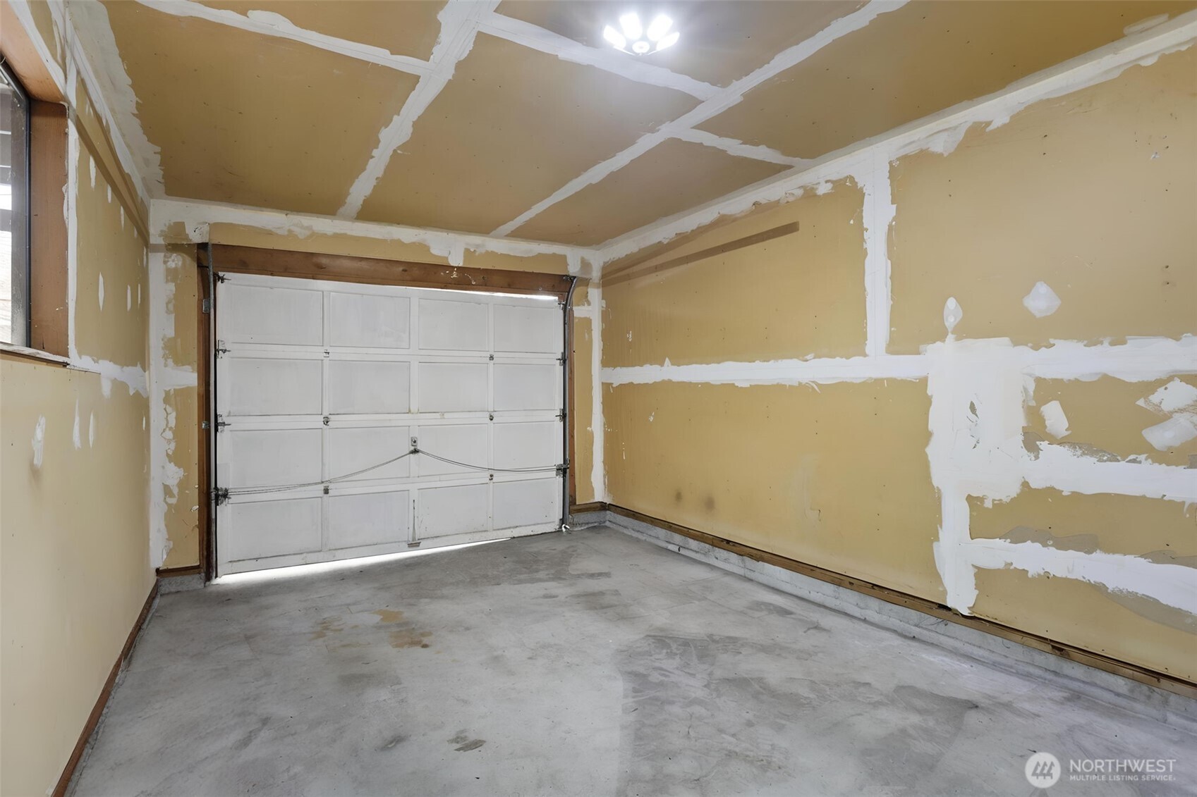 9545 Interlake Avenue North Seattle, WA 98103 - Photo 29 of 32 a view of an empty room