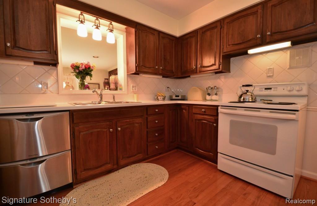 709 Tottenham Road Birmingham, MI 48009 - Photo 3 of 28 Kitchen with SS Fisher Paykel Dishwasher