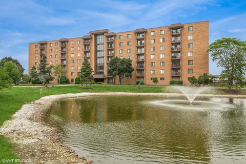 $314,000 | 1717 West Crystal Lane, Unit 701, Mount Prospect, IL 60056