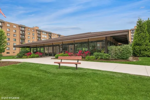 $314,000 | 1717 West Crystal Lane, Unit 701, Mount Prospect, IL 60056