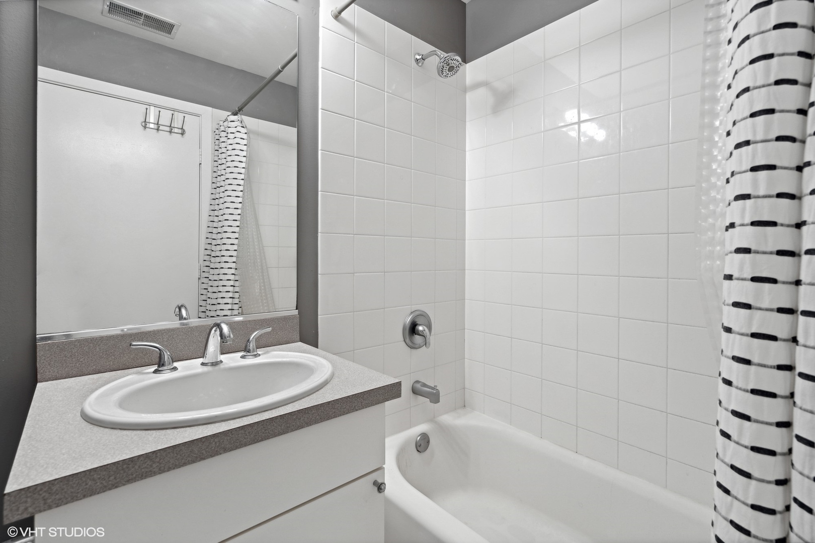 222 South Racine Avenue, Unit 607 Chicago, IL 60607 - Photo 15 of 22 a bathroom with a bathtub and a sink