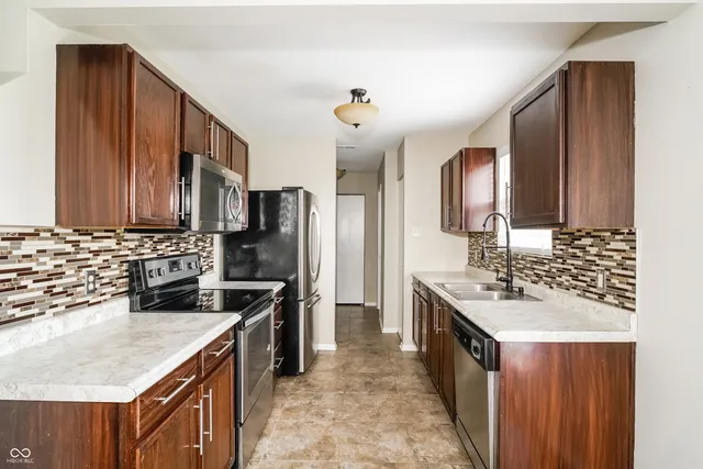 $1,805 | 622 Greenway Street, Greenwood, IN 46143