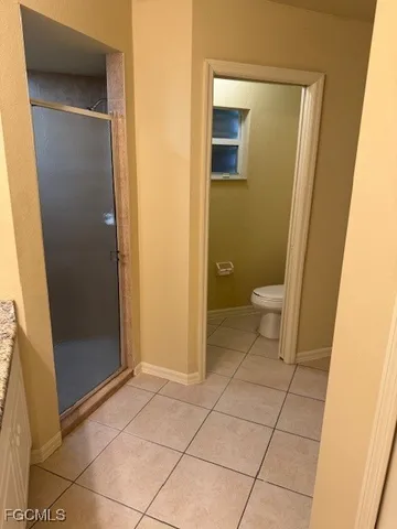 a bathroom with a toilet and a shower