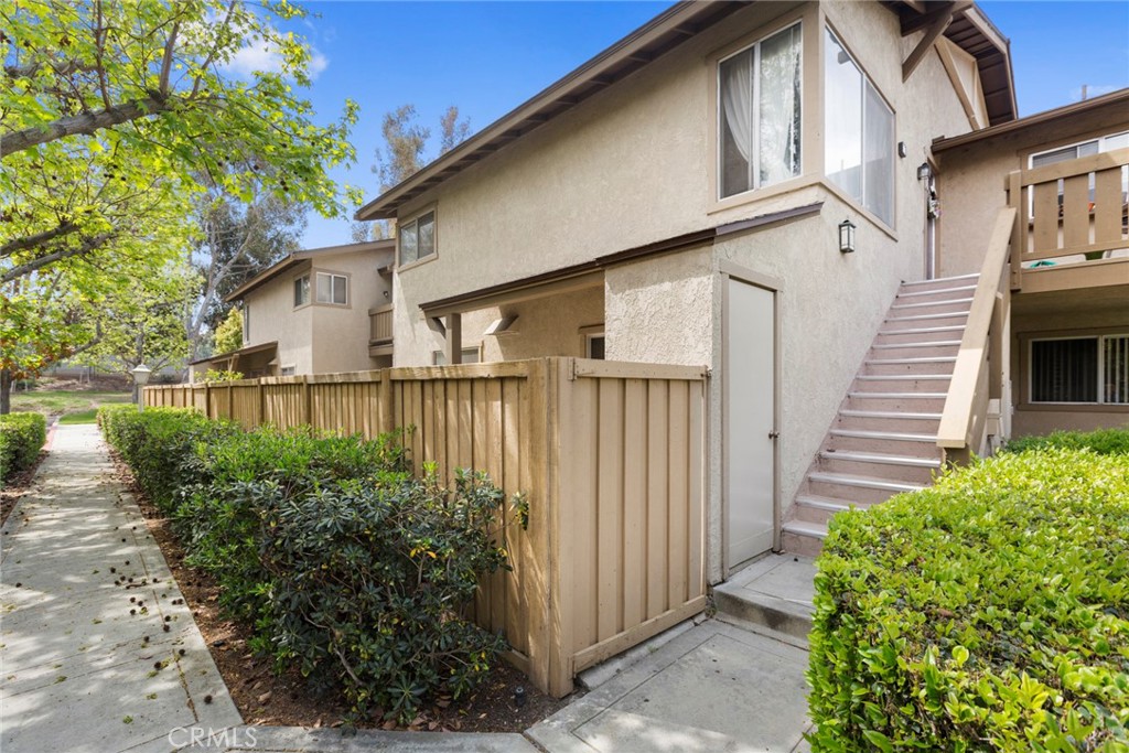 86 Clearbrook, Unit 33 Irvine, CA 92614 - Photo 5 of 20 a view of a house with backyard and plants