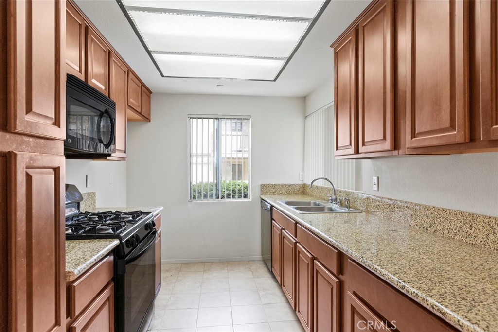 86 Clearbrook, Unit 33 Irvine, CA 92614 - Photo 10 of 20 a kitchen with stainless steel appliances granite countertop a sink stove and cabinets