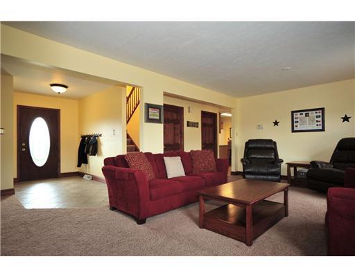 102 Ruth Lane Valencia, PA 16059 - Photo 2 of 14 Living Room.