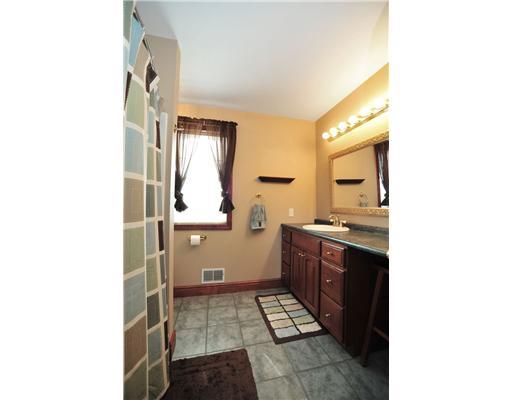 102 Ruth Lane Valencia, PA 16059 - Photo 9 of 14 Master Bath/Spa.