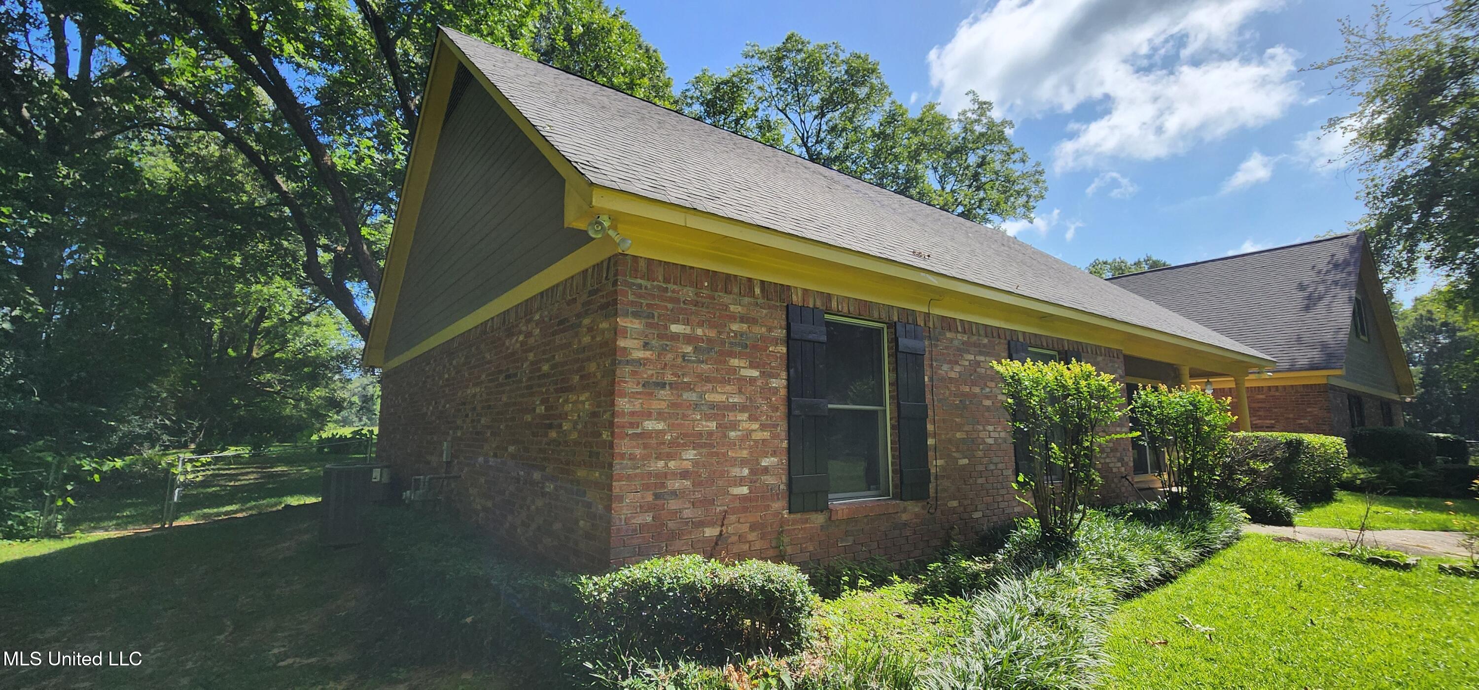 1920 West County Line Road Ridgeland, MS 39157 - Photo 3 of 30 20250630_100730