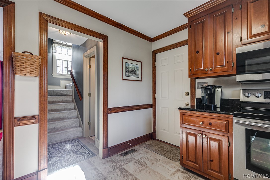 538 Courthouse Road Richmond, VA 23236 - Photo 13 of 24 a view of a kitchen with electric appliances