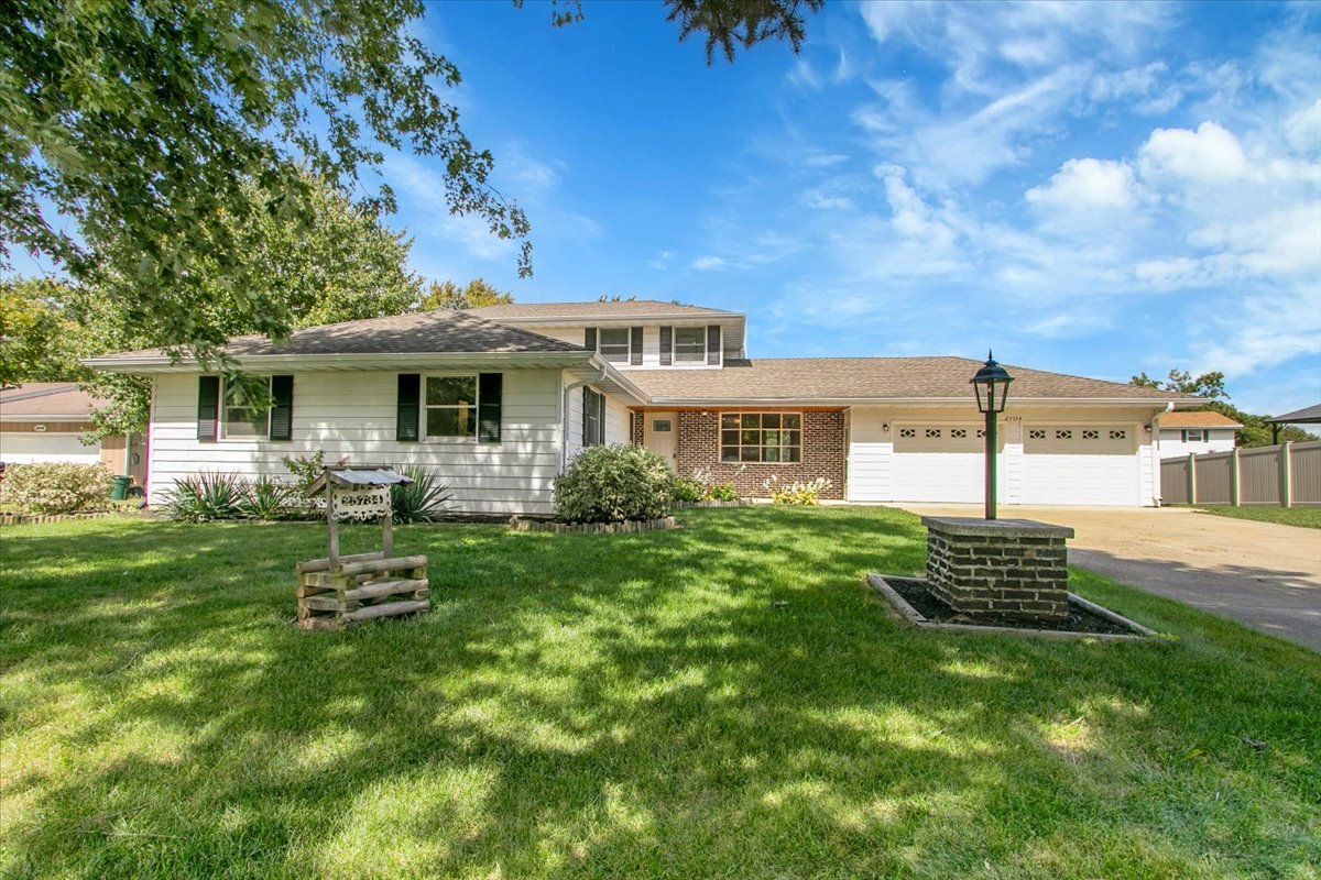 25734 Hickory Court Minooka, IL 60447 - Photo 2 of 35 a front view of a house with a garden