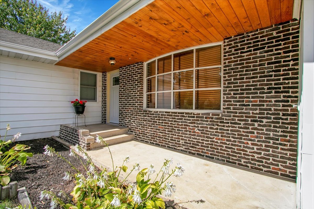 25734 Hickory Court Minooka, IL 60447 - Photo 4 of 35 a view of a backyard with a garden