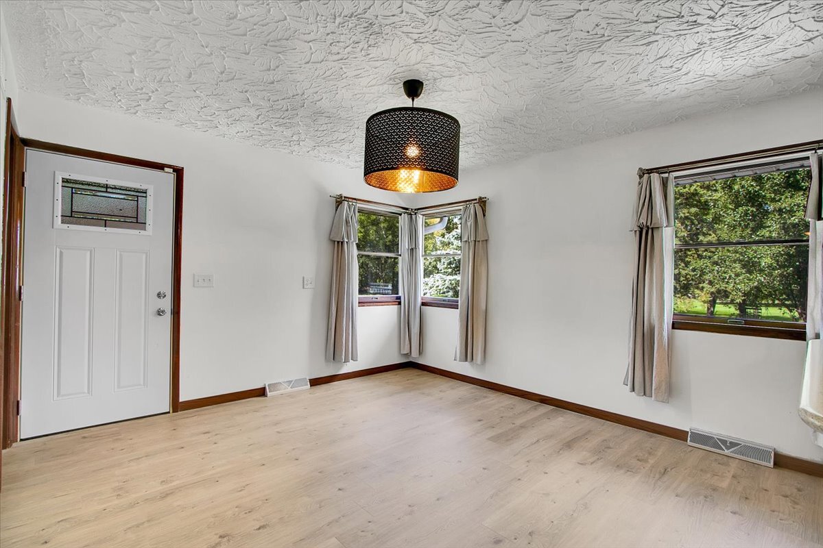 25734 Hickory Court Minooka, IL 60447 - Photo 7 of 35 an empty room with a lamp and a potted plant