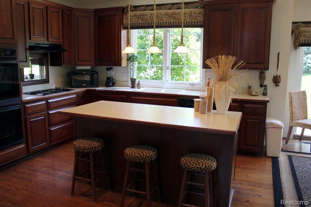 580 Springview Drive Rochester, MI 48307 - Photo 7 of 22 Kitchen