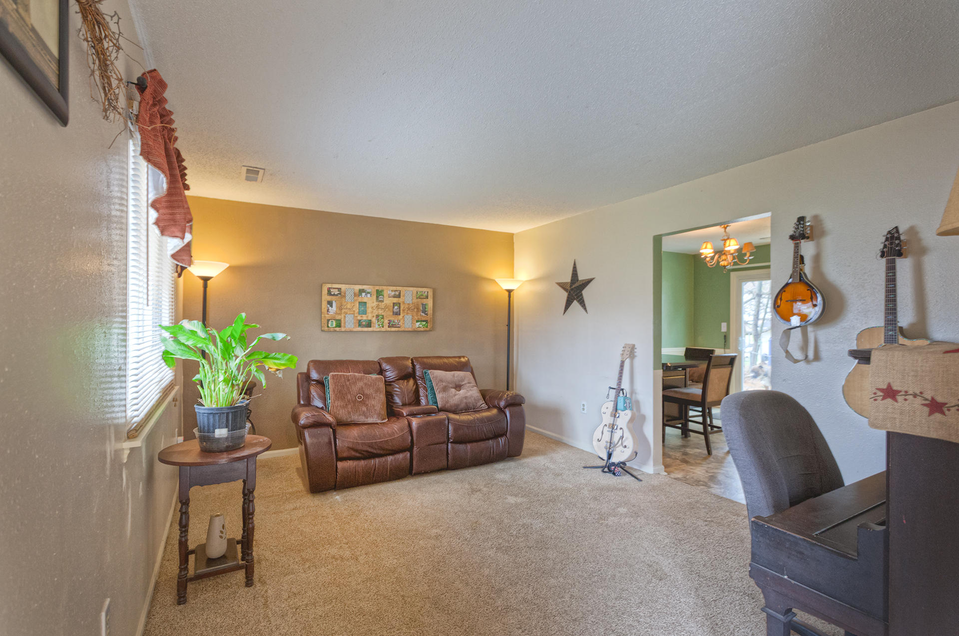 5923 Dairy Road Roanoke, VA 24019 - Photo 12 of 32 Living Room