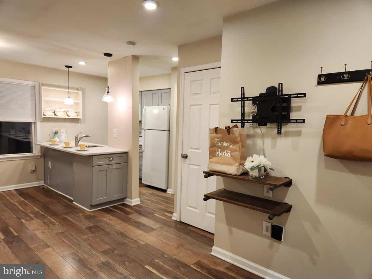 1211 Shesley Road Edgewater, MD 21037 - Photo 6 of 17 Living room