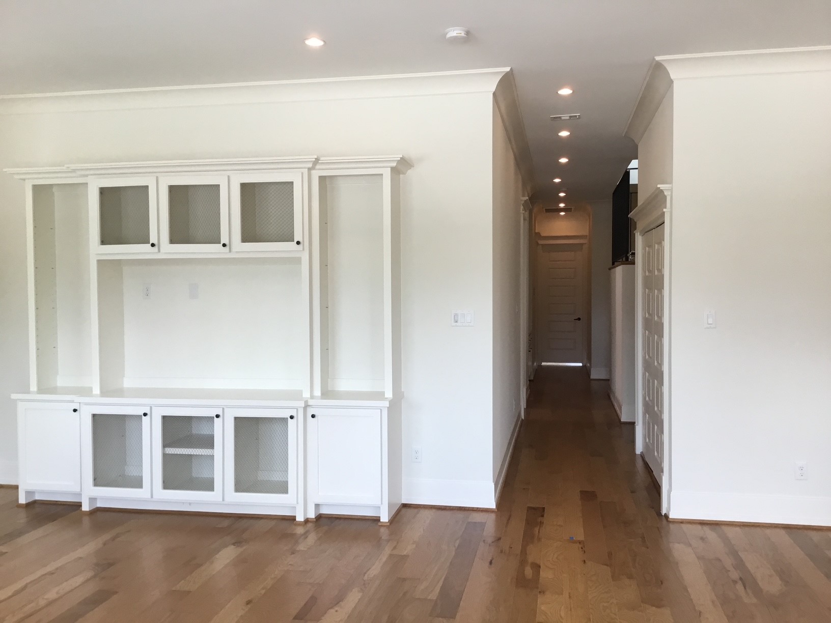 1116 Bartlett Street, Unit B Houston, TX 77006 - Photo 5 of 22 an empty room with wooden floor and windows