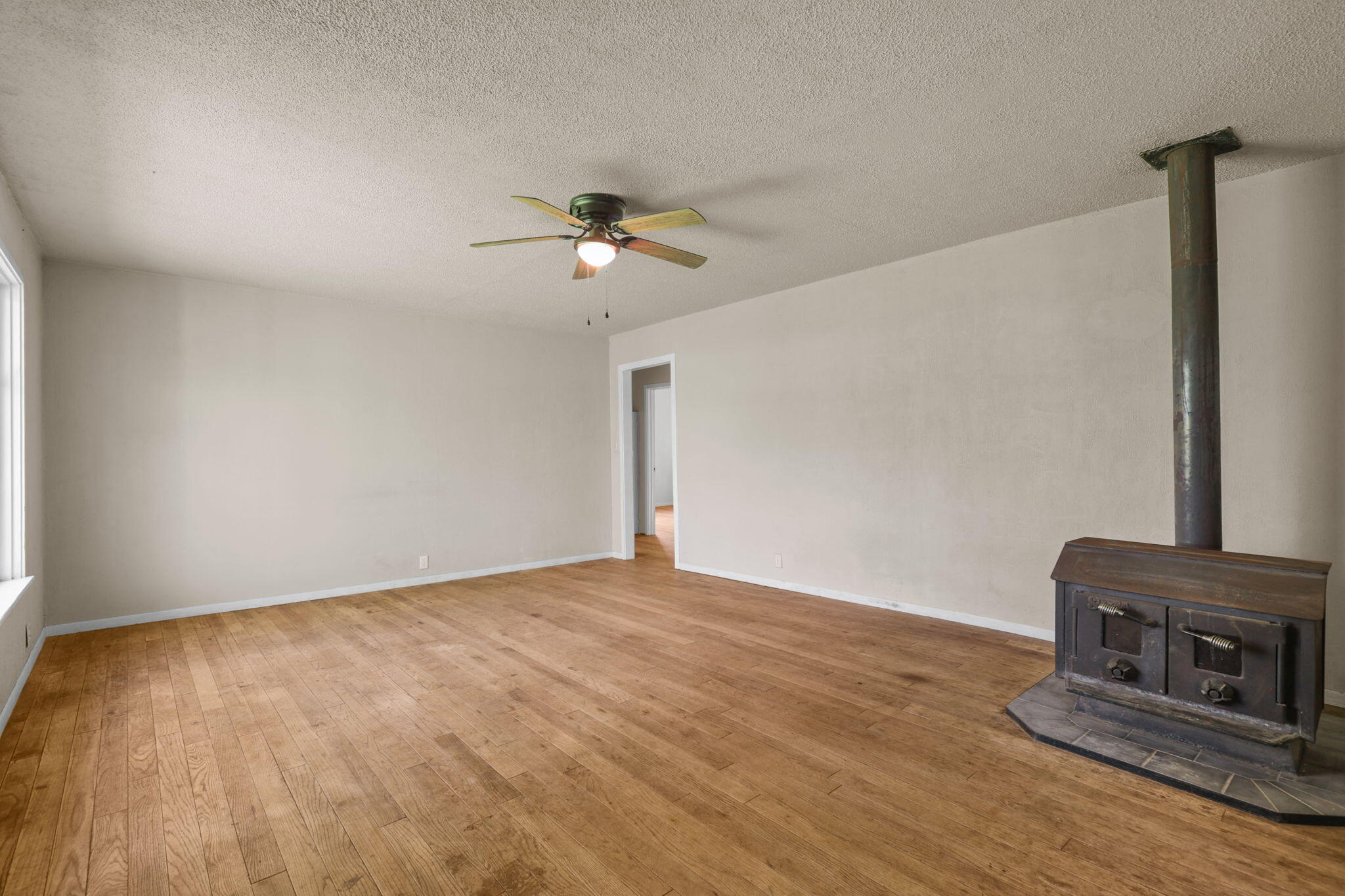 18439 Old Oasis Road Redding, CA 96003 - Photo 3 of 30 Living Room