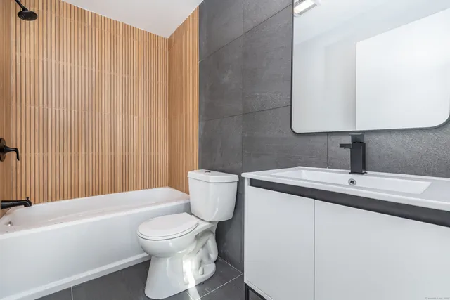 $1,300 | 1252 Main Street, Unit 303, East Hartford, CT 06108