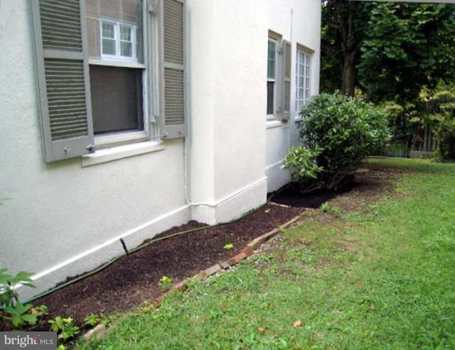 3926 Cloverhill Road Baltimore, MD 21218 - Photo 3 of 24 a backyard of a house with lots of green space