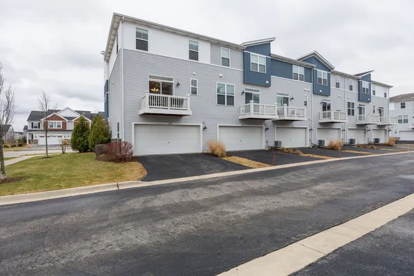 $434,000 | 4196 Irving Road, Aurora, IL 60504