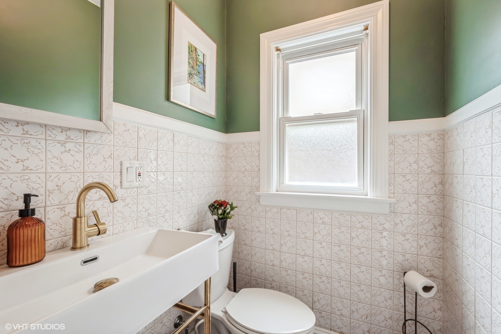 2107 Ewing Avenue Evanston, IL 60201 - Photo 17 of 36 a bathroom with a sink and a toilet