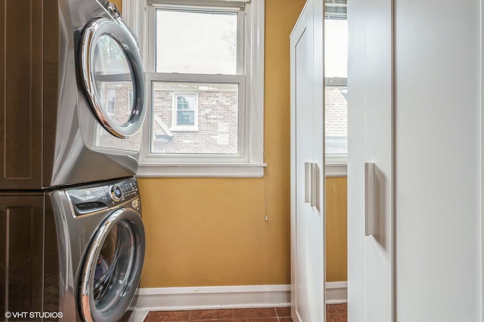 2107 Ewing Avenue Evanston, IL 60201 - Photo 18 of 36 a view of a bedroom with washer and dryer