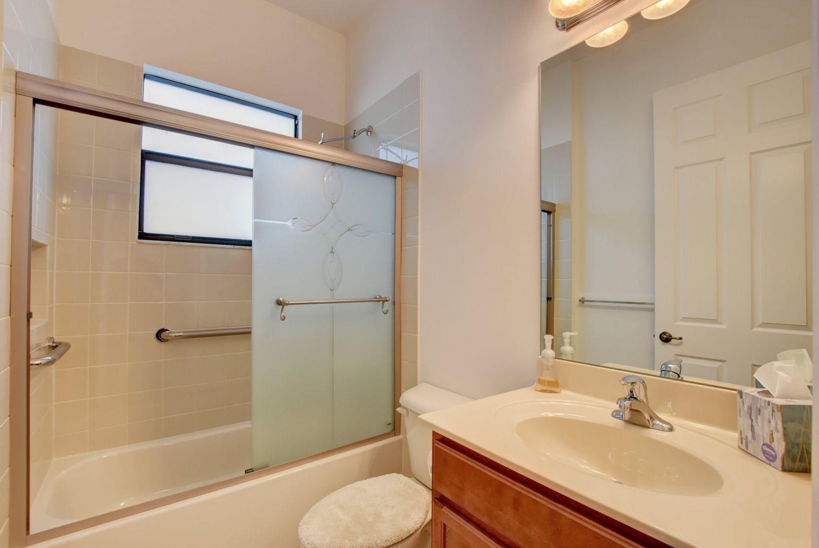 8108 Baltic Amber Road Delray Beach, FL 33446 - Photo 20 of 43 Full Bathroom