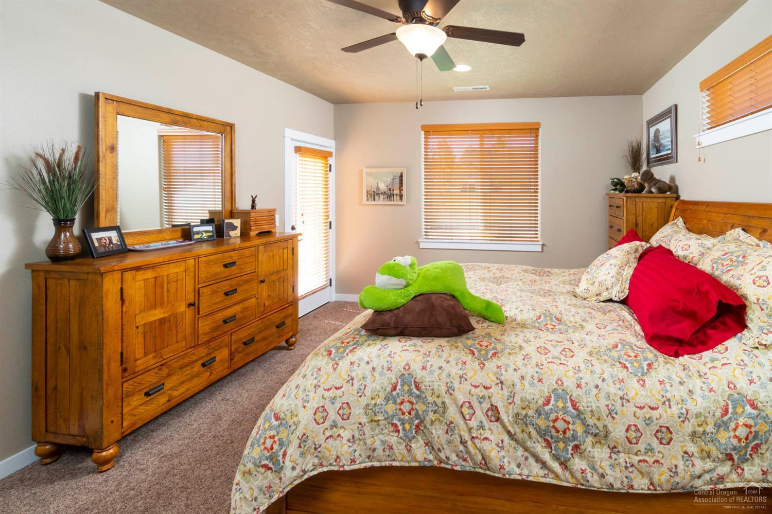 4574 Southwest Volcano View Way Redmond, OR 97756 - Photo 11 of 25 Gallery Image 11