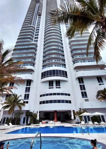 $4,100 | 6365 Collins Avenue, Unit 905, Miami Beach, FL 33141