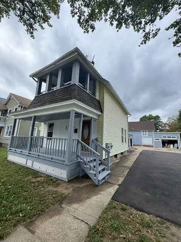 a view of a house with a yard
