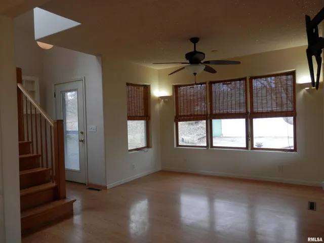 $175,000 | 411 Knollridge Circle, Dahinda, IL 61428