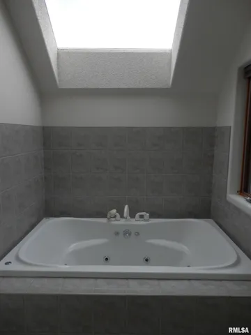 $175,000 | 411 Knollridge Circle, Dahinda, IL 61428