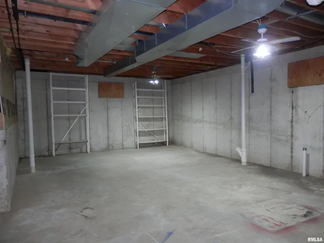 $175,000 | 411 Knollridge Circle, Dahinda, IL 61428