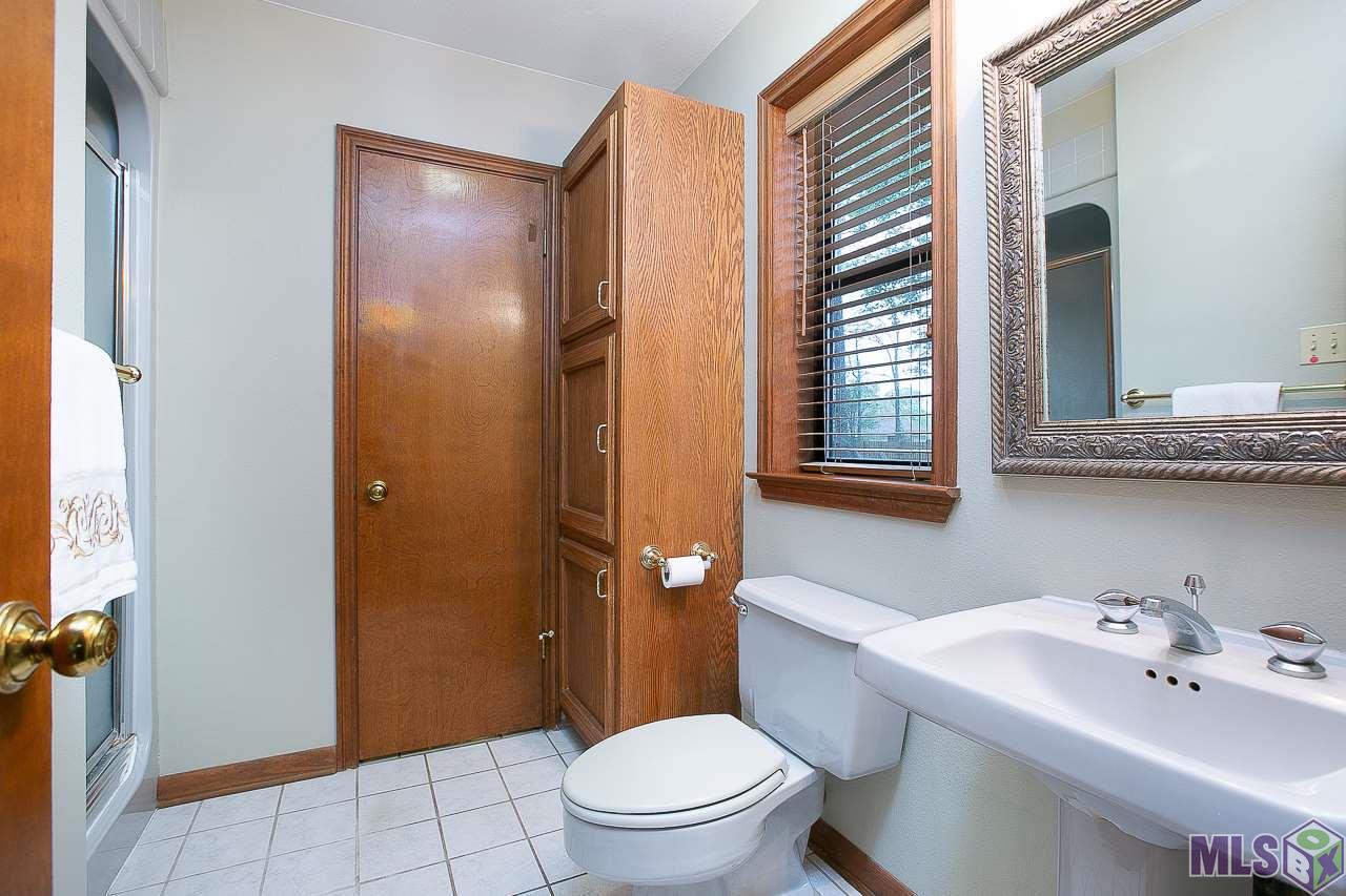17715 Creek Hollow Road Baton Rouge, LA 70817 - Photo 14 of 37 DOWN STAIRS BATH