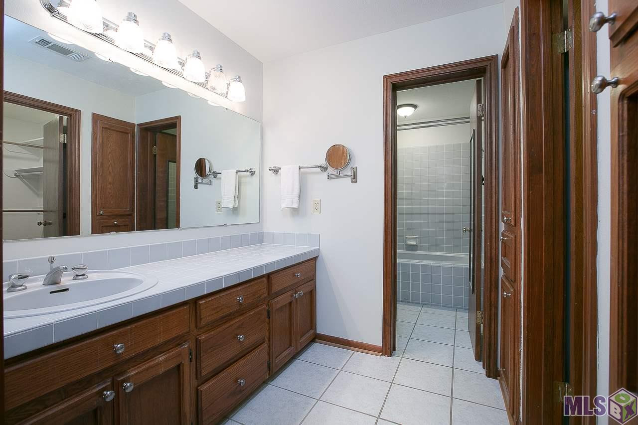 17715 Creek Hollow Road Baton Rouge, LA 70817 - Photo 16 of 37 MASTER BATH
