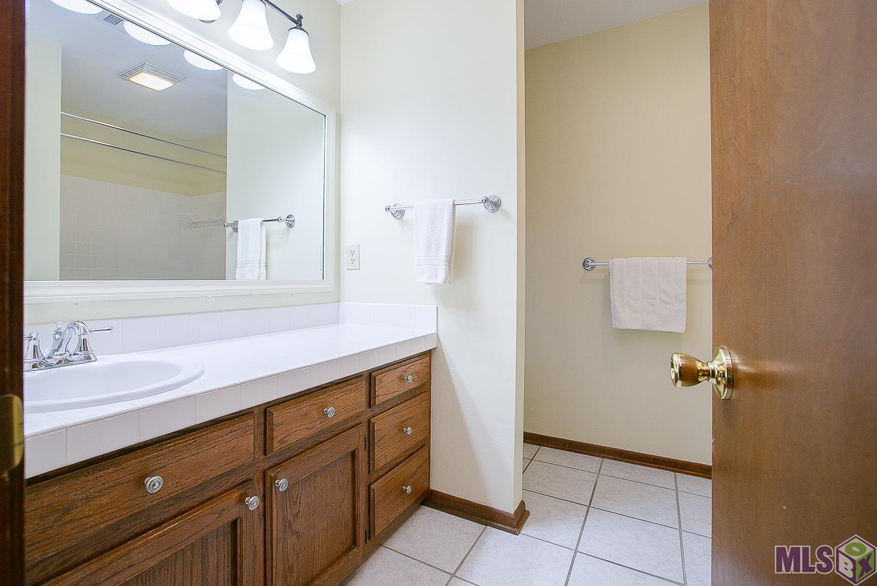 17715 Creek Hollow Road Baton Rouge, LA 70817 - Photo 19 of 37 HALL BATH